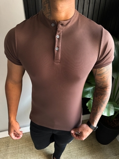 CAMISETA HENLEY - MARROM