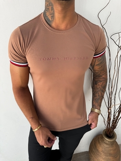 CAMISETA TOMMY HILFIGER TOM SOBRE TOM - MARROM