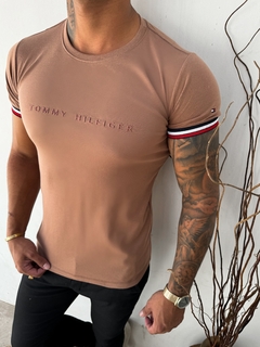 CAMISETA TOMMY HILFIGER TOM SOBRE TOM - MARROM na internet