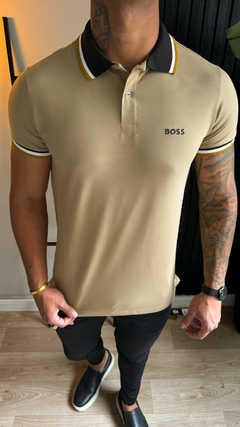 CAMISA GOLA POLO BOSS PREMIUM DETALHES NA GOLA - BEGE