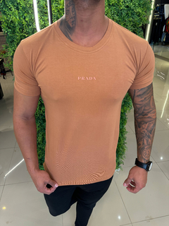 CAMISETA PRADA TOM SOBRE TOM - CARAMELO - comprar online