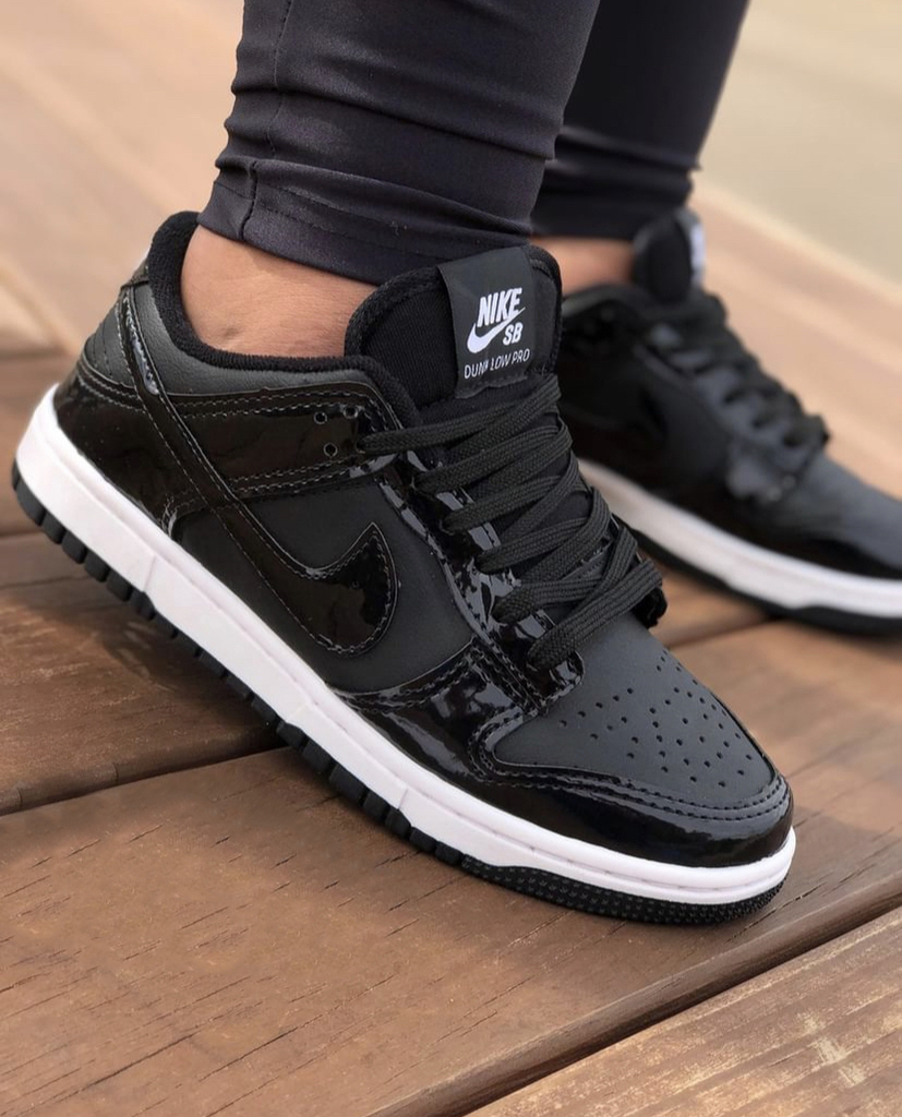 TÊNIS SB DUNK LOW PRETO COM BRANCO ENVERNIZADO ​ ✨​ ✨