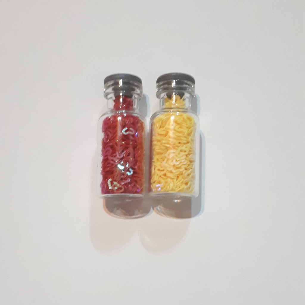2 Mini botellitas de vidrio con corazones de colores pasteles variados