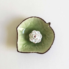 Incensário Prato em Cerâmica com flor de lótus - comprar online