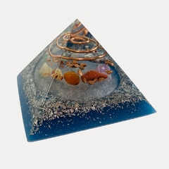 Pirâmide de Orgonite com Pedras do 7 Chakras na internet
