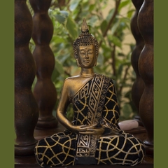 Buda dourado com traje geométrico