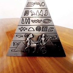 Pirâmide egípcia prateada na internet