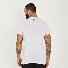 Camiseta Buh Céu Estrelado Branca Slim Barra Reta na internet