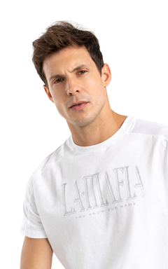 Imagem do CAMISETA LA•MAFIA BRANCA ESCRITA DEGRADE PRATA