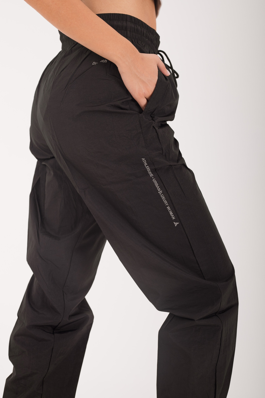 PANTALON DEPORTIVO ROMPEVIENTO OVERSIZE URBAN LUXURY