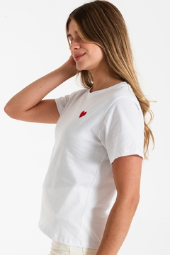 Remera con bordado corazón (HEART) - comprar online