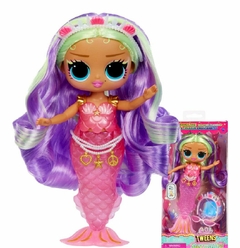 Muñeca L.O.L. Surprise! Tweens llamada Cleo Clove, con cabello largo y morado, luciendo un vestido de sirena rosa y adornos dorados.