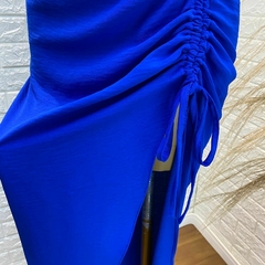 Vestido azul com bojo e fenda TAM: M na internet
