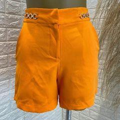Shorts laranja com corrente TAM: P