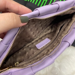 Bolsa lilás com duas alças Santa Lolla na internet