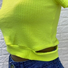 Cropped amarelo/verde neon TAM: G na internet