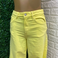 Calça jeans pantacourt amarela Zara TAM: 36 - comprar online