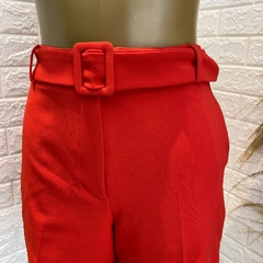 Shorts vermelho de alfaiataria TAM: 40 na internet