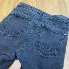 Calça jeans preta Zara TAM: 44 - Brechó Versátil Santo André