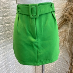 Shorts saia verde com cinto Glam TAM: G - comprar online