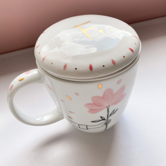 Caneca Infusora Com Inicial Mão Flor - comprar online