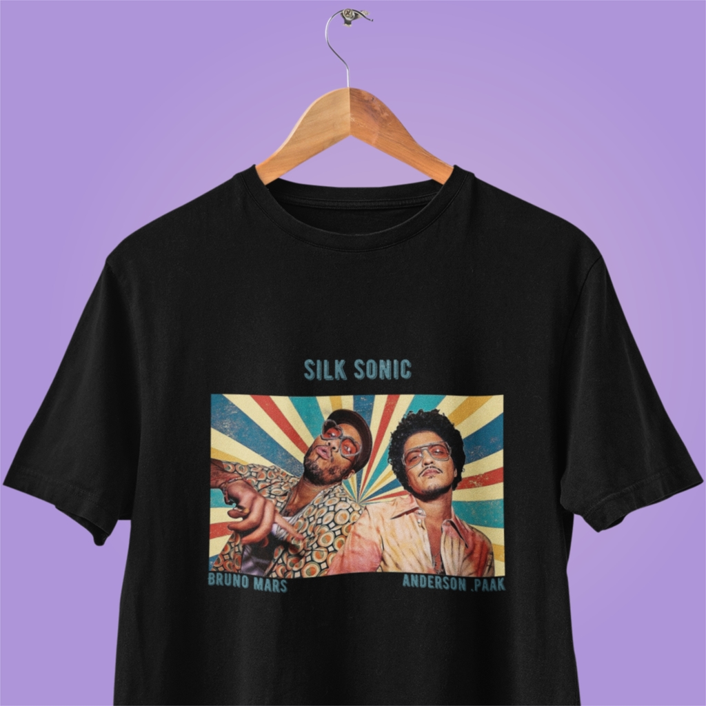 Camiseta 'An Evening with Silk Sonic - Silk Sonic & Bruno Mars' - Álbum -  Música Projeto Fan Service