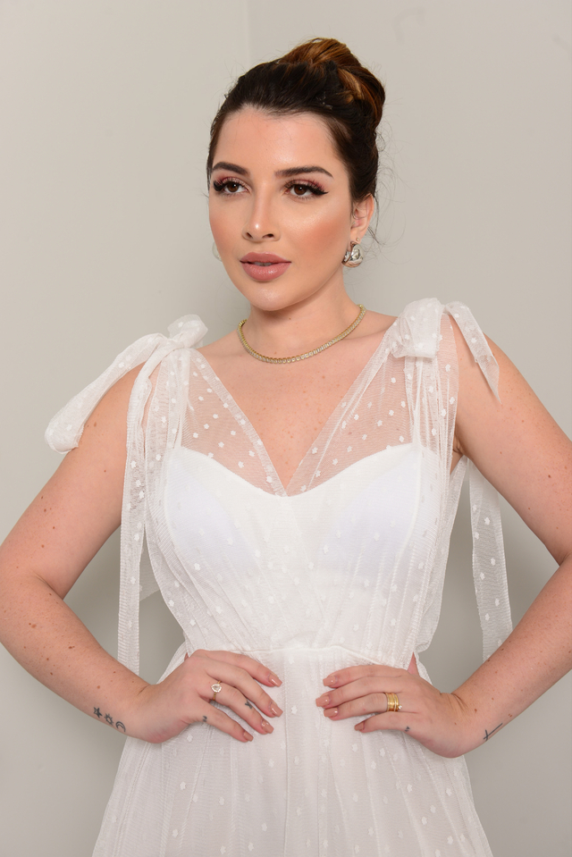 Vestido de Noiva em Tule Branco Modelo Princesa Busto Bordado e Costas  Transpassadas