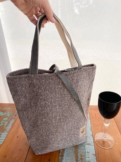 Bolsa Marrom para Vinho e Taça Seriema na internet