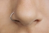 Piercing de nariz D ring titânio. na internet