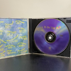 CD - Love is in The Air e Outros - comprar online
