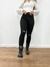 calça skinny feminina preta com rasgo no joelho iara - comprar online