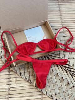 Conjunto Munik com calcinha Sirena vermelho.