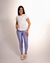 Blusa esportiva branca com mangas curtas e detalhe nas costas na internet