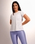 Blusa esportiva branca com mangas curtas e detalhe nas costas - comprar online