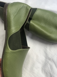 Sapato Gabriela verde vegetação - Riva Sandálias