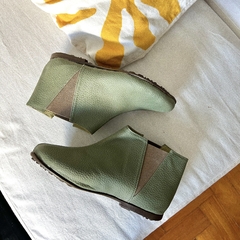 Bota Vitória verde gris - Riva Sandálias