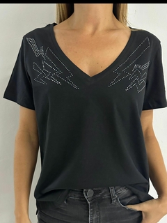 REMERA MULTIRAYOS DE JERSEY NEGRA