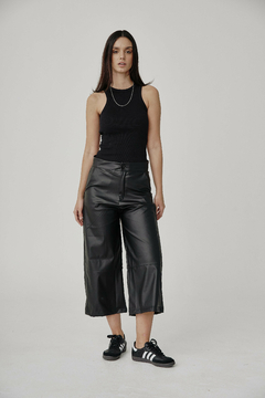 PANTALON SASTRERO CROPPED ECOCUERO NEGRO en internet