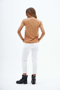 REMERA MODERN ROMANCE CAMEL en internet