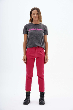 PANTALON CON PINZAS FUCSIA