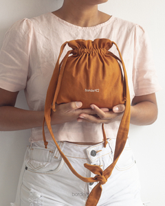 MINI BAG BORDADA À MÃO | ARCO-ÍRIS BOHO na internet