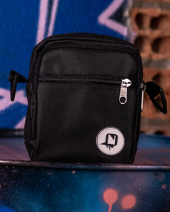 SHOULDER BAG NEST PANOS PRETA LOGO MOEDA - NESB27 na internet