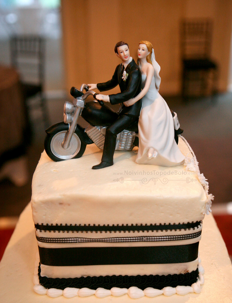 Topo de Bolo Casamento com Noivos em cima da moto. Venda e Locação.