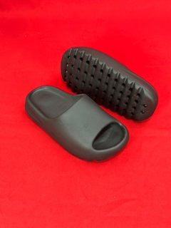 Chinelo slide nuvem yeezy preto