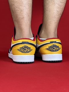 Air Jordan 1 Low branco atras amarelo frente azul logo preto sola branca NacionalS na internet