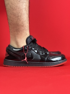 Air Jordan 1 Low Todo Preto Vinil Detalhes Vermelhos Nacional S