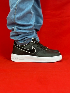 Nike air force 1 preto com ferrinho