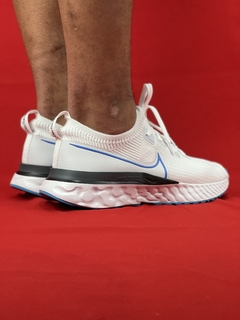 Nike Branco/Azul React Flyknit na internet