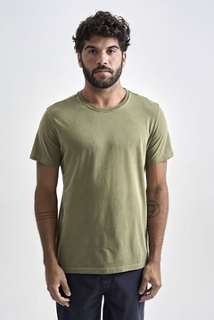 Camiseta masculina verde musgo Austral Basic Stone, com design simples e moderno.