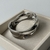 Bracelete Oval Detalhes Largo Prateado na internet
